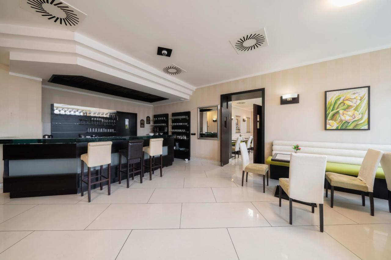 Hotel Astory Plzen Luaran gambar